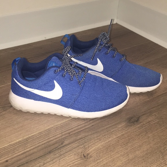 Nike Shoes - Lightly worn Nike Roche
